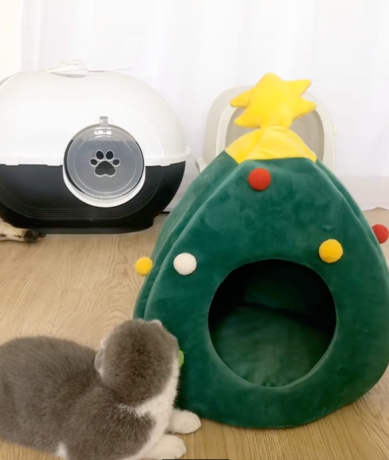 Gemütliches Winterbett für Hunde und Katzen in Weihnachtsbaum Stil